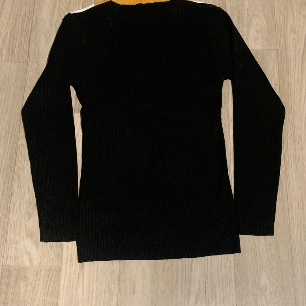 Elegant Black and White V-Neck Sweater with Gold Accent - Picture 3 of 3